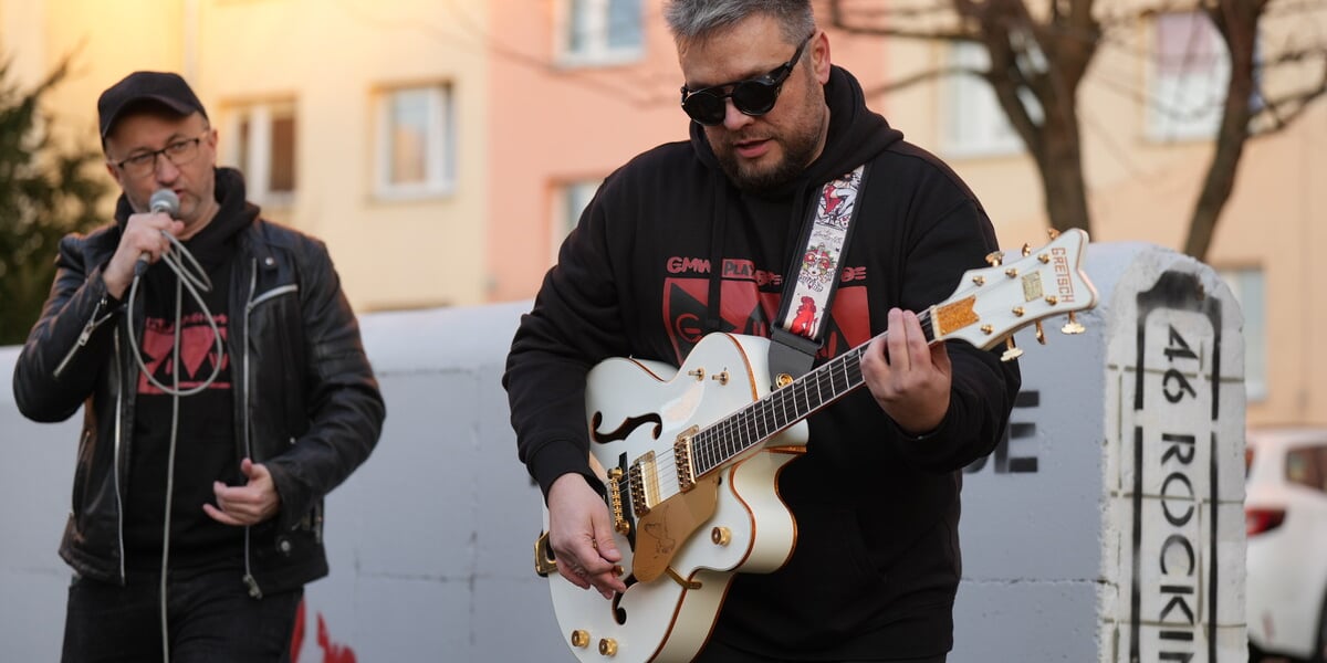 Koncert pod blokiem i odsłonięcie muralu na Orzechowej. Wrocław. 16.03.2025