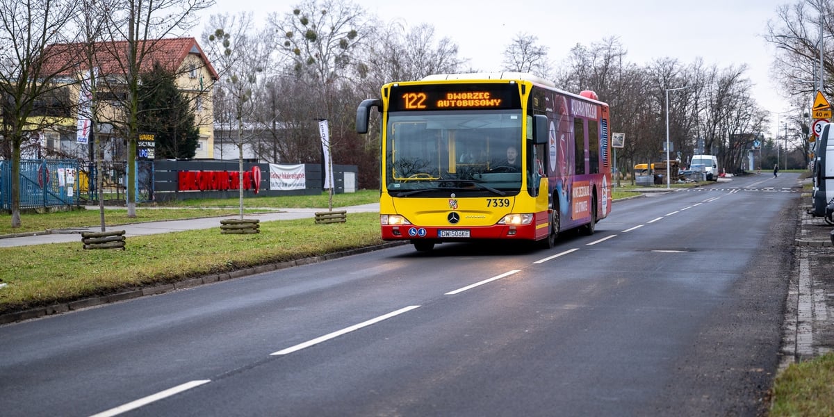 Autobus miejski 122 przejeżdżający wyremontowanym fragmentem ulicy Balonowej