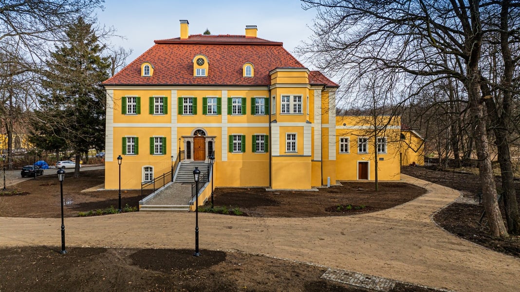 Pałac w Bukowcu. Na zdjęciu historyczna budowla w otoczeniu drzew