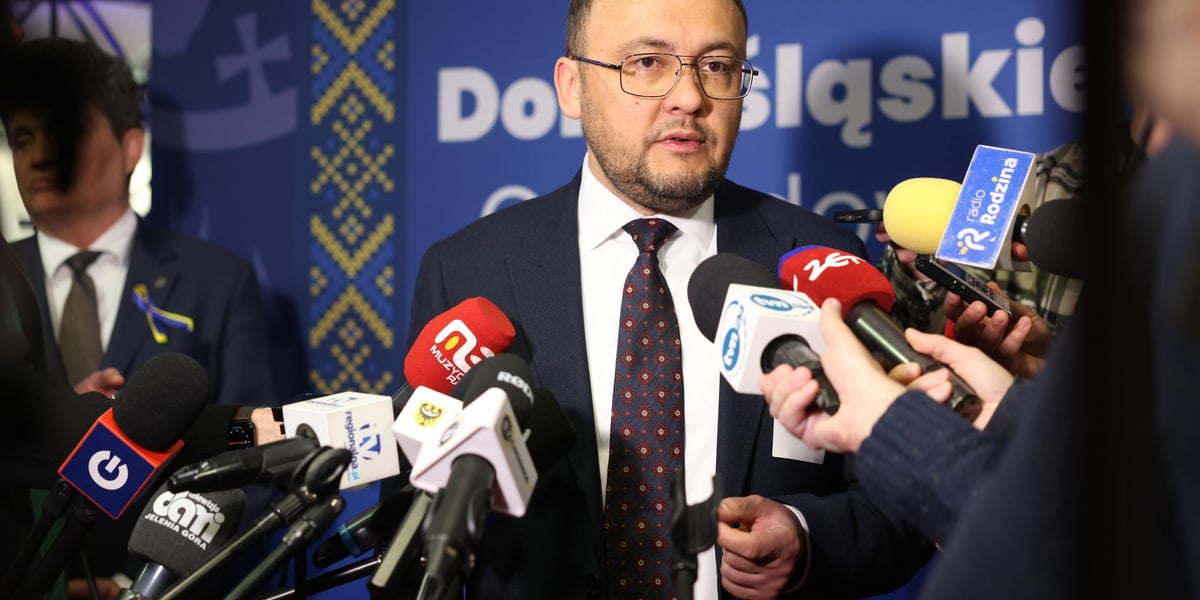 Ambasador Ukrainy w Polsce, Wasyl Bodnar, przed mikrofonami na Dolnośląskim Forum Odbudowy Ukrainy