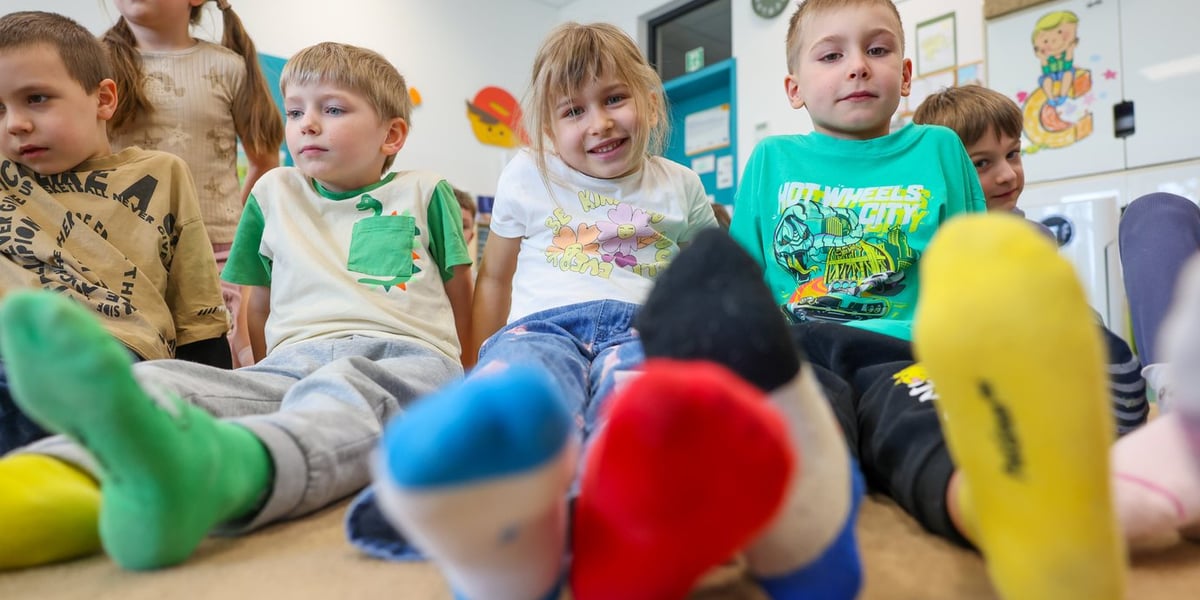 Przedszkolaki w kolorowych skarpetkach