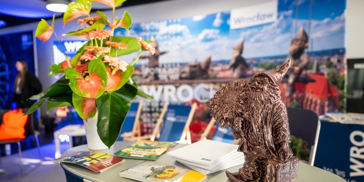 Wrocławski krasnal na wrocławskim stoisku podczas Targów Turystyki i czasu wolnego