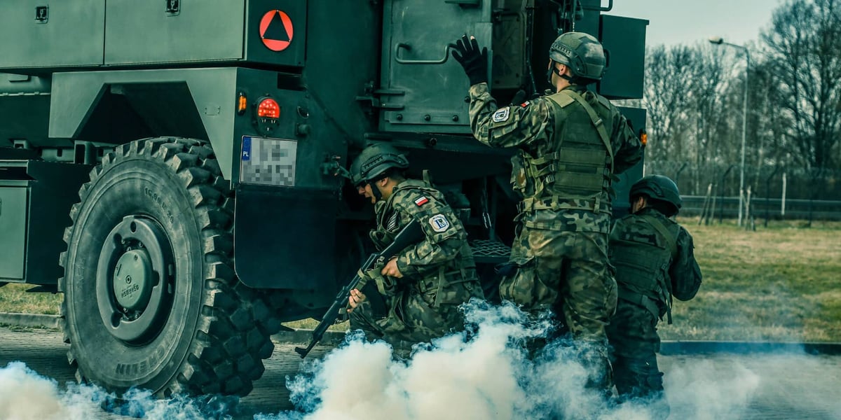 Szkolenie zorganizowane przez żołnierzy 10 Wrocławskiej Brygady Łączności dla wałbrzyskich licealistów. Na zdjęciu trzej wojskowi podczas ćwiczeń