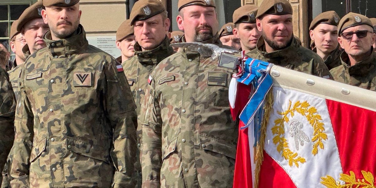 Mężczyźni w wojskowych mundurach polowych. Żołnierze 16 Dolnośląskiej Brygady Obrony Terytorialnej, 29 marca 2025 r. 