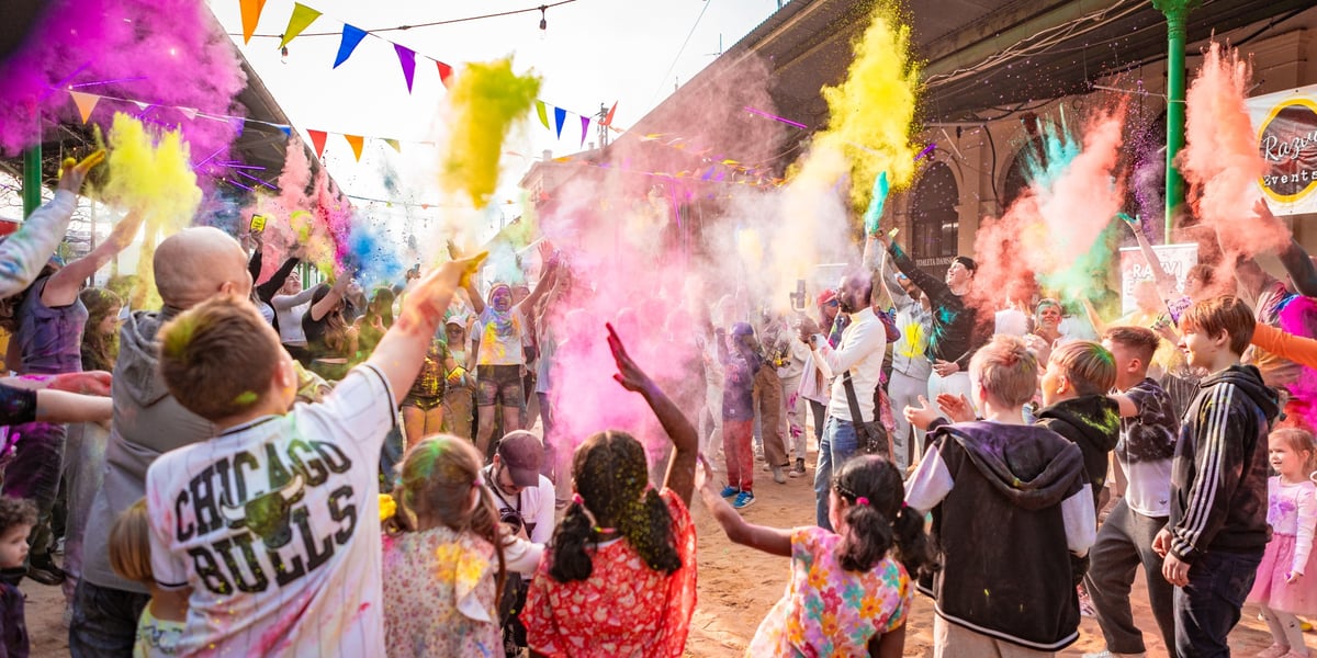 Hinduskie święto Holi na Świebodzkim obchodziliśmy w sobotę 29 marca. Na zdjęciu uczestnicy obrzucający się kolorowymi proszkami 