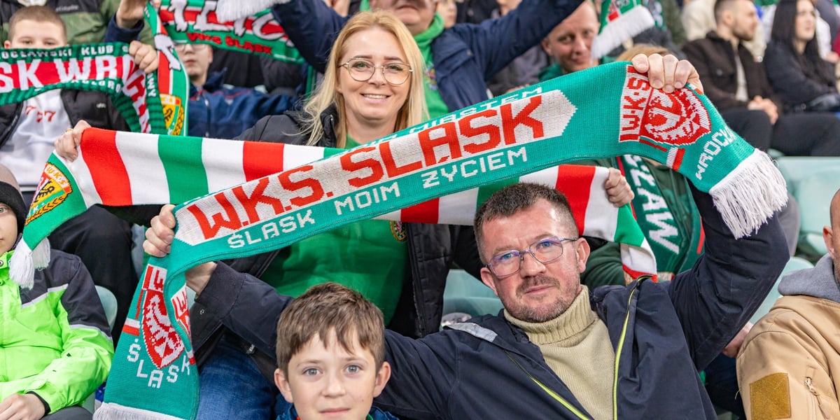 Kobiety, mężczyźni i dzieci na trybunach. 29 marca Śląsk Wrocław pokonał u siebie Lecha Poznań 3:1