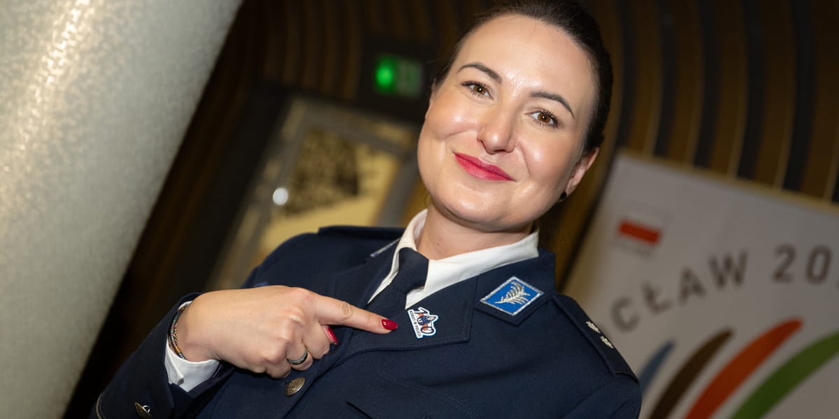 Uroczystaości z okazji 100-lecia kobiet w Policji. Wrocław, 31.03.2025. Na zdjęciu wrocławska policjantka pokazująca okolicznościową przypinkę. 