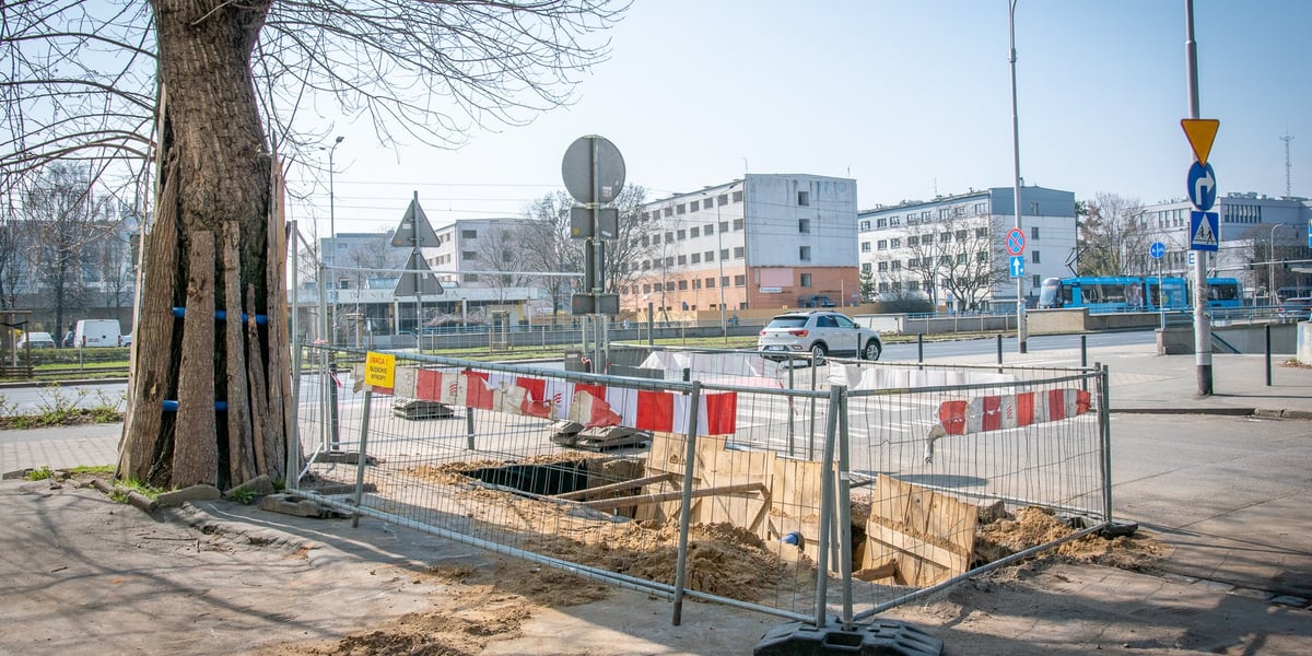Wykop w ulicy i chodniku, w tle bloki i samochody jadące po ul. Legnickiej