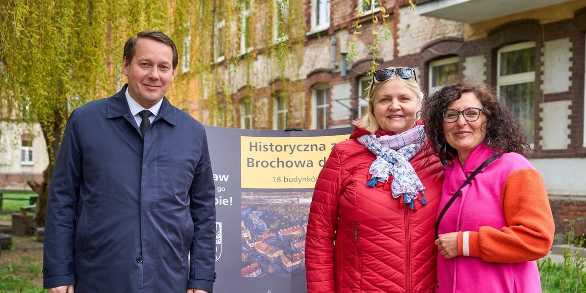 Briefing w sprawie remontu dawnego osiedla kolejowego na Brochowie. Od lewej: wiceprezydent Wrocławia Michał Młyńczak, Irena Terpiłowska z Rady Osiedla Brochów i Izabela Duchnowska.