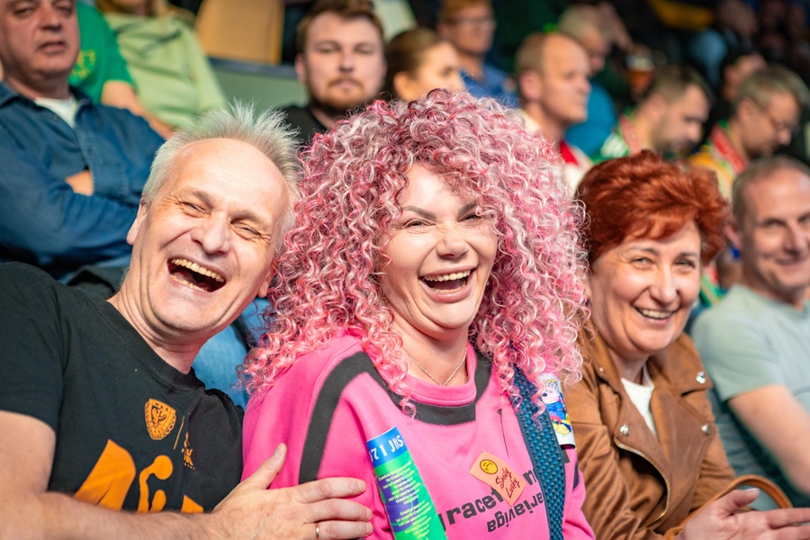 Dwójka roześmianych kibiców na trybunie Orbity podczas meczu z Czarnymi
