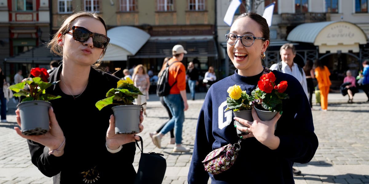 Dwie dziewczyny trzymające żółte i czerwone begonie podczas inauguracji konkursu (4 kwietnia 2025 roku)