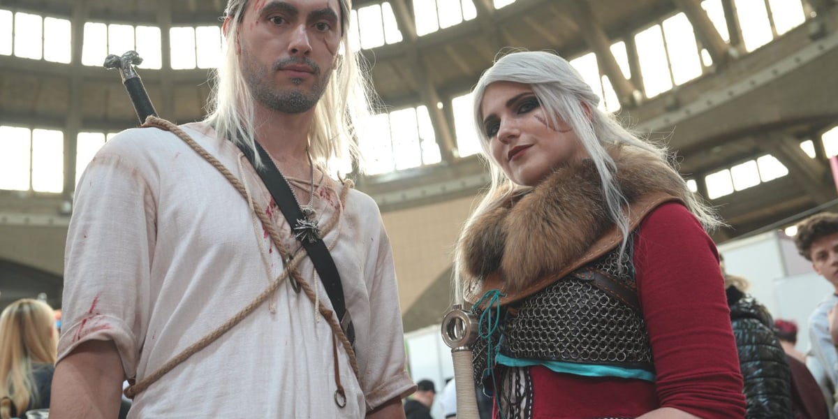 One More Games, czyli Wrocławski Festiwal Gier i Zajawki w Hali Stulecia. Na zdjęciu dwie osoby przebrane za postaci z gier fantasy
