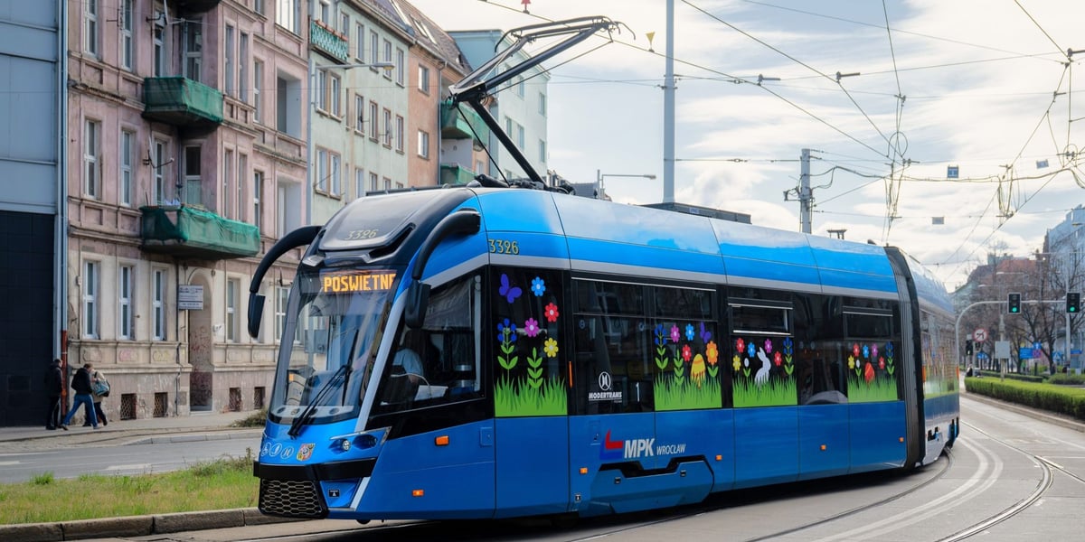 Wielkanocny tramwaj MPK Wrocław na placu Grunwaldzkim 