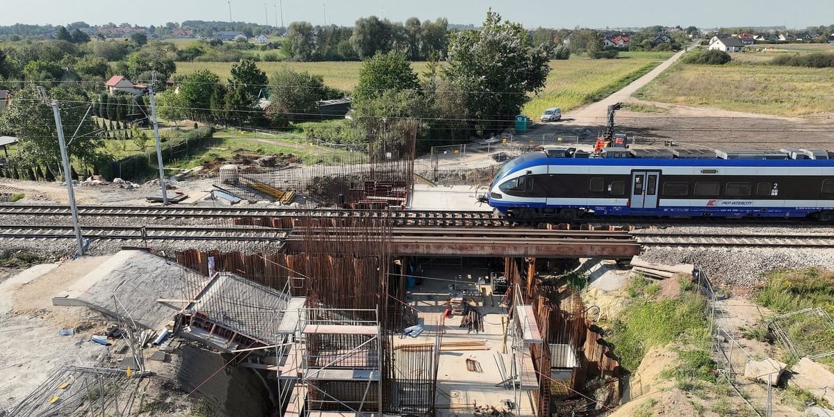 Pociąg przejeżdżający przy placu budowy stacji Oława Zachodnia (2024 rok)