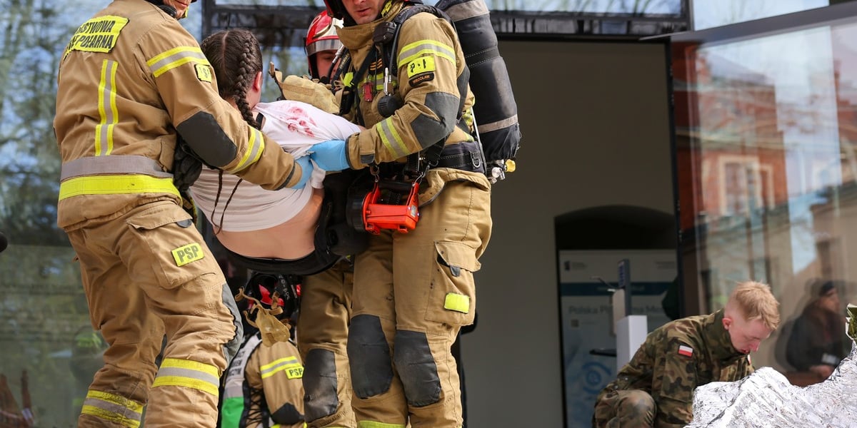 Ćwiczenia służb ratunkowych terenie Starego Kampusu Uniwersytetu Medycznego we Wrocławiu. Na zdjęciu dwóch strażaków niesie studenta, który udaje rannego