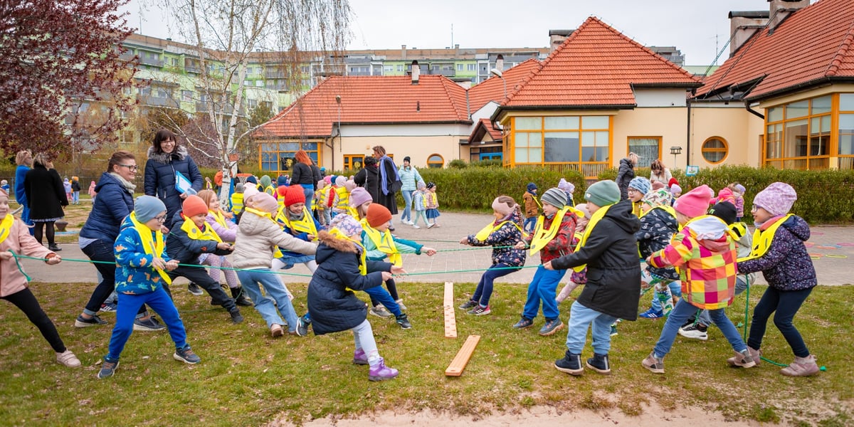 Konkurencja sportowa przedszkolaków - przeciąganie liny