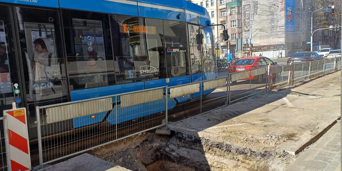 Tramwaj 16 przy przebudowywanym peronie na wiedeński na Sienkiewicza (kwiecień 2025)