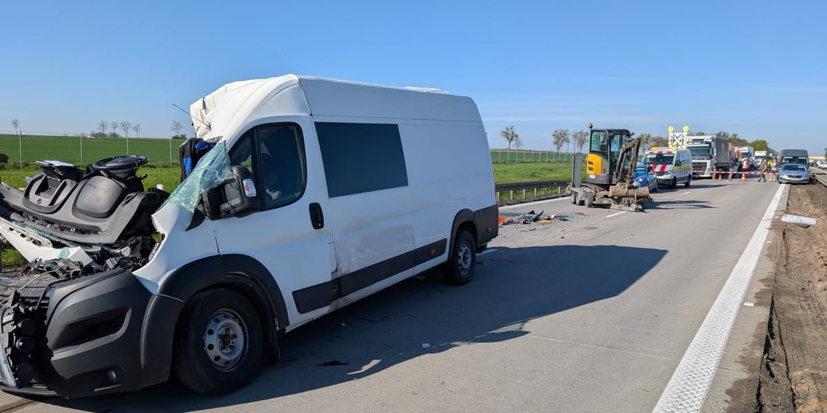 Uszkodzony bus i koparka na autostradzie A4. Autostrada w kierunku na Wrocław jest zablokowana, 16.04.2025 r.