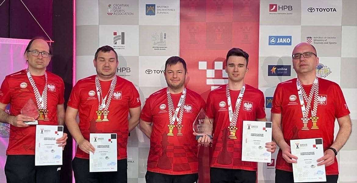 Pięciu mężczyzn w czerwonych koszulkach po dekoracji medalowej na ME w Chorwacji, wśród nich Paweł Piekielny z Wrocławia (drugi z prawej)
