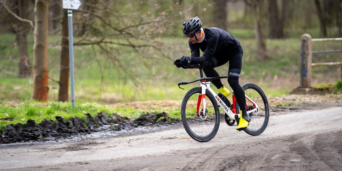 Triathlonowiec Adrian Kostera na trasie koło Milicza. Na zdjęciu mężczyzna na rowerze