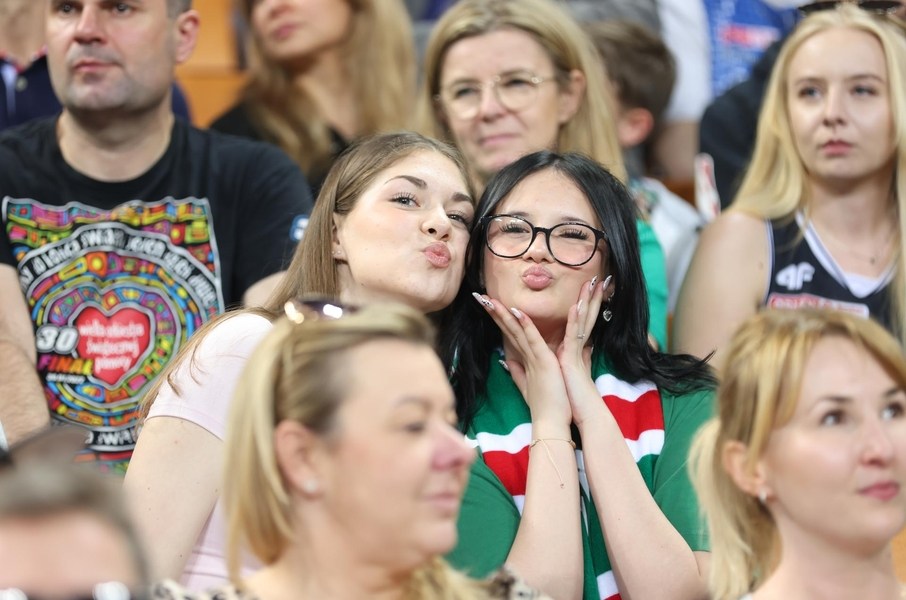 Dwie dziewczyny kibicują na trybunach Hali Stulecia na meczu Śląska ze Stalą