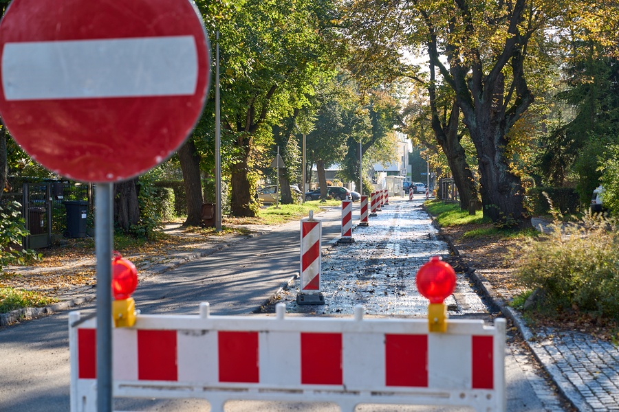 Znak zakazu wjazdu, ulica Ołtaszyńska w remoncie w 2024 roku (zdjęcie ilustracyjne)