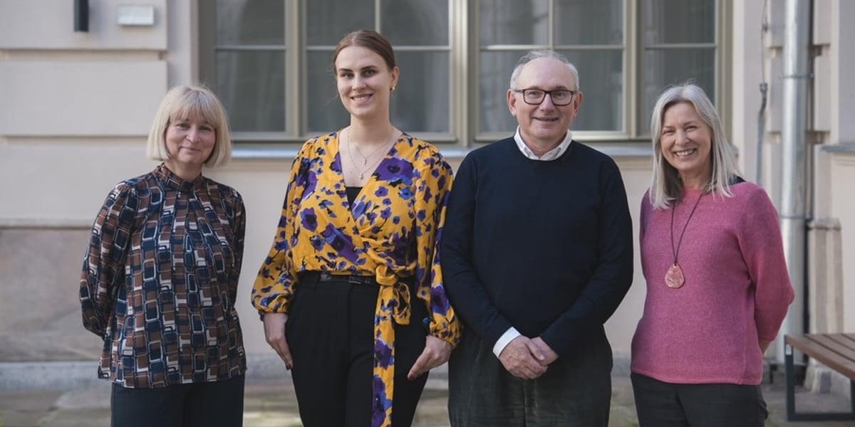 Na dziedzińcu budynku antropologii Uniwersytetu Wrocławskiego stoją od lewej: profesor Magdalena Ratajczak, doktorantka Natalia Pietruszka, profesor Paolo De Stefani z Padwy oraz Urszula Broda, kierowniczka Biura Współpracy Międzynarodowej  UWr.