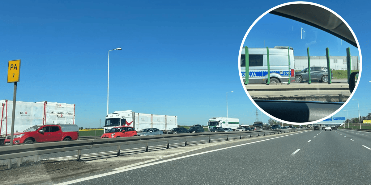 Korek na autostradzie A4, w kółku samochód osobowy i radiowóz policyjny typu bus