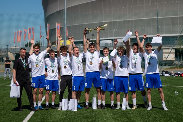 Reprezentacja SMS-u Junior cieszy się ze zwycięstwa w Szkolnej Lidze Konferencji