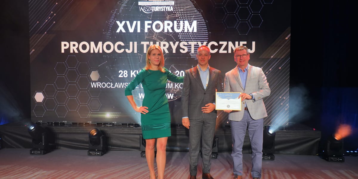 Witold Ziomek, prezes MPWiK Wrocław oraz Przemysław Gałecki, wiceprezes MPWiK Wrocław odbierają wyróżnienie na Forum Promocji Turystycznej