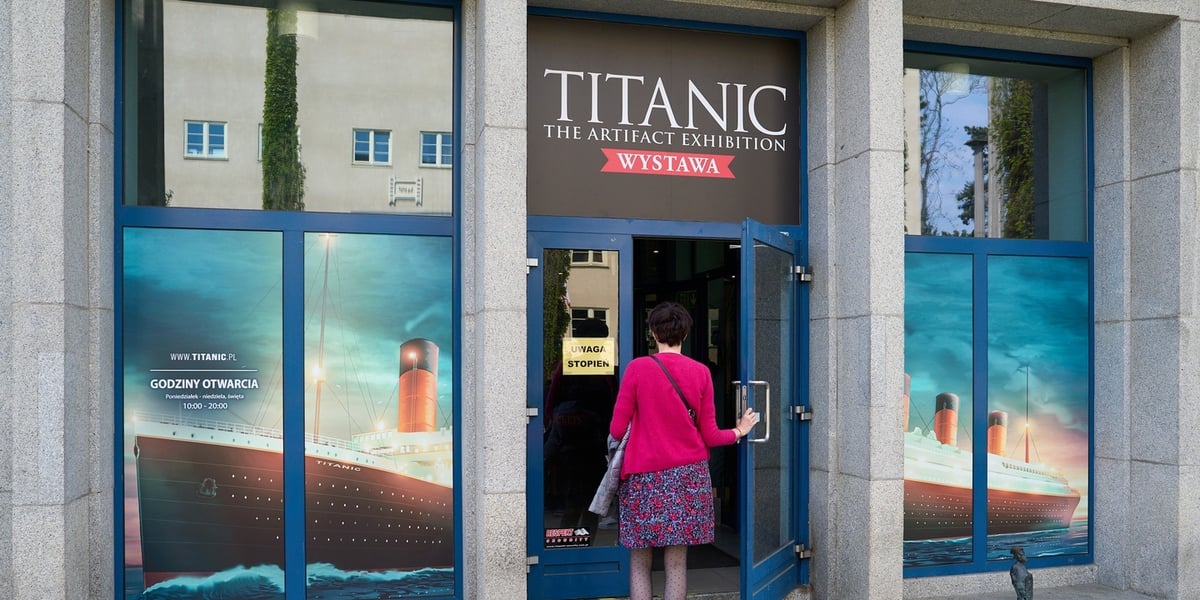 Na zdjęciu kobieta wchodząca do Hali IASE na wystawę o statku „Titanic” 