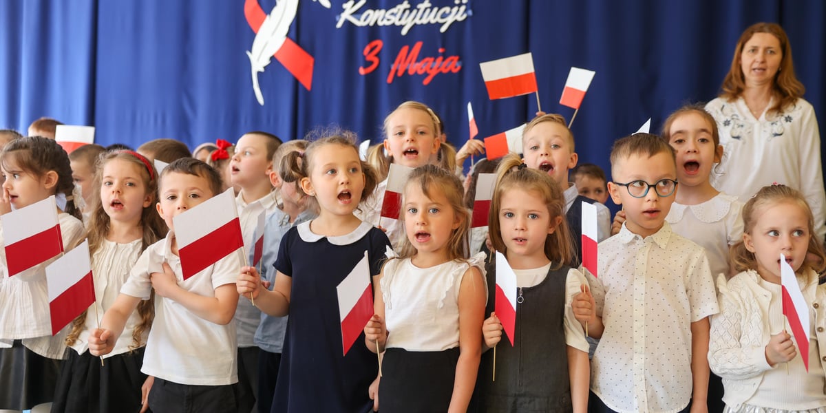 Przedszkolaki z Przedszkola nr 1 Planeta Uśmiechu przy al. Kasprowicza we Wrocławiu śpiewające hymn Polski 