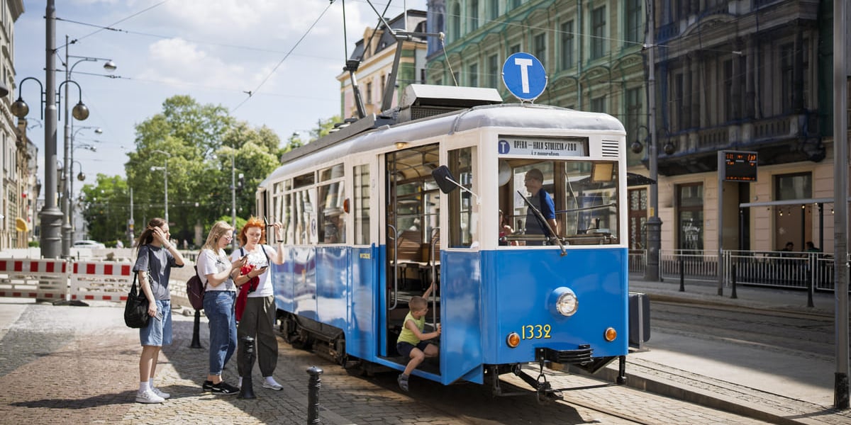 zabytkowy tramwaj Wrocławskich Linii Turystycznych na przystanku pod operą