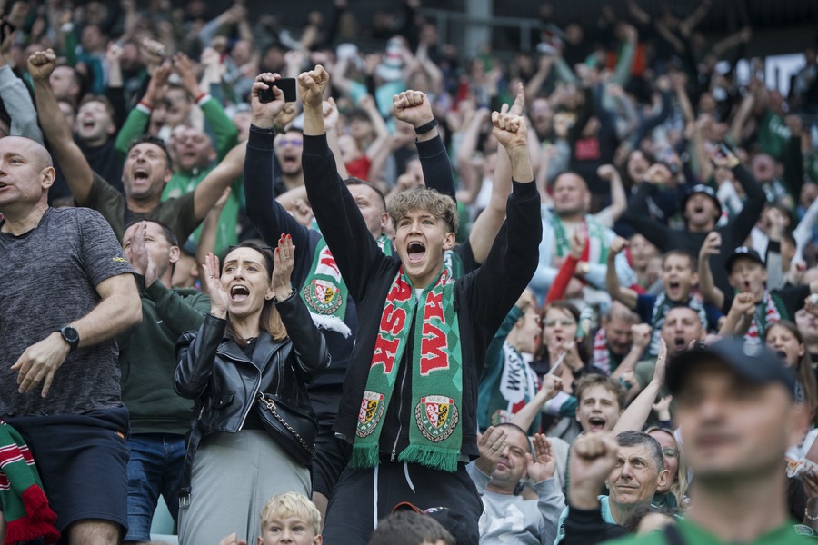 Kibice Śląska wznoszą ręce do góry po strzelonej bramce w meczu z Zagłębiem (3 maja 2025)