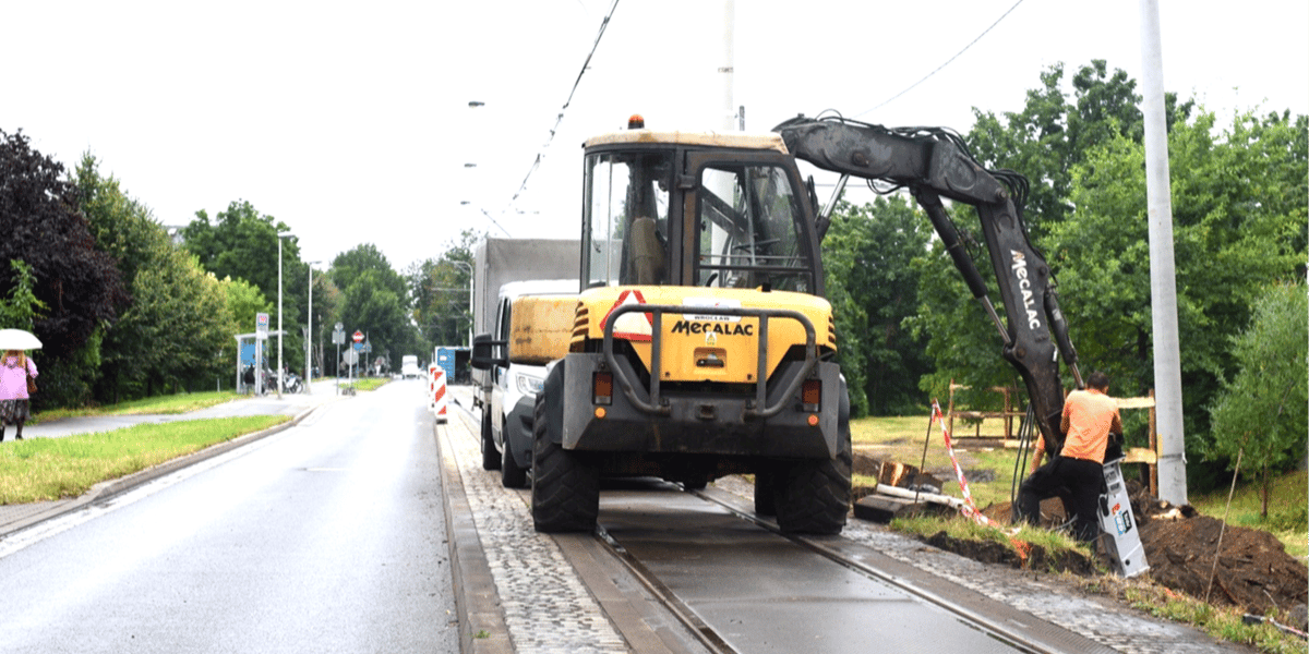 Budowa drugiego toru na ulicy Przyjaźni. Tu - w połowie ulicy Przyjaźni - będą mogły się mijać tramwaje kursujące z pętli i do pętli "Klecina"