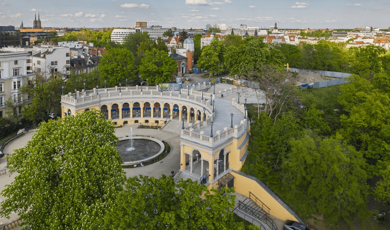 Widok z góry na wzgórze z Bastionem Sakwowym