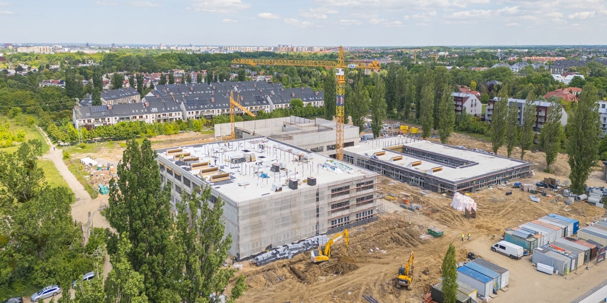 Budowa szkoły przy ulicy Zwycięskiej, widok z drona