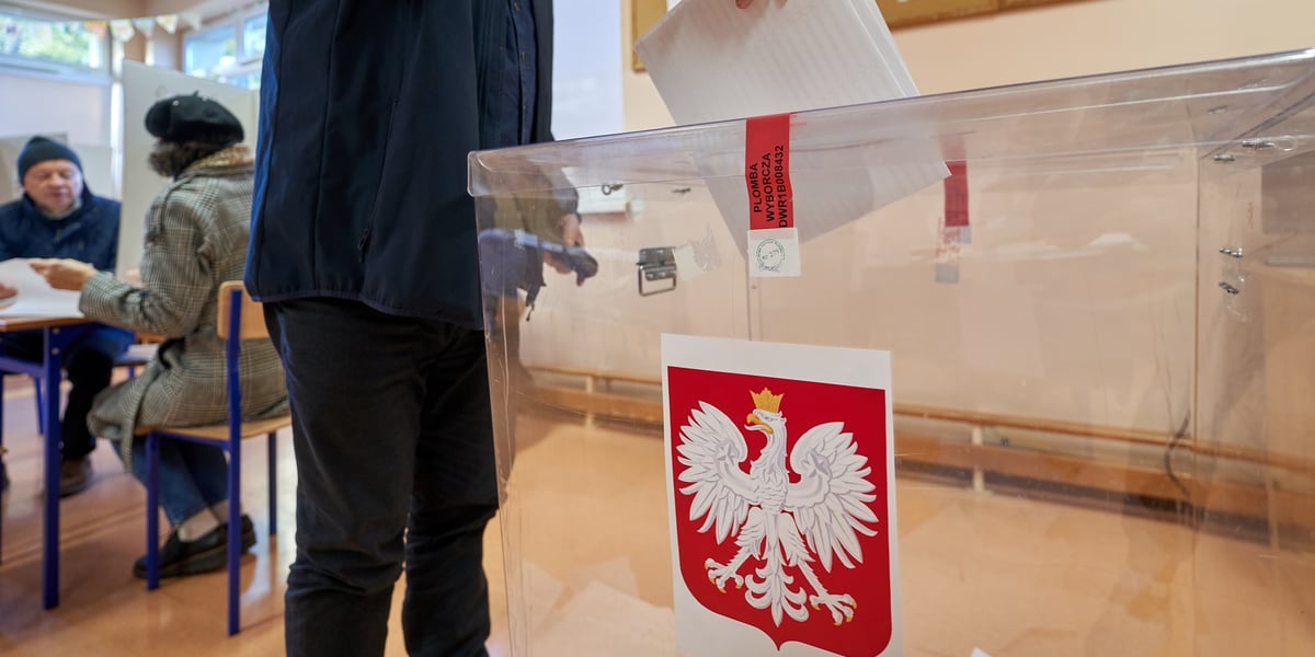 Na zdjęciu mężczyzna wrzucający kartę do urny wyborczej.