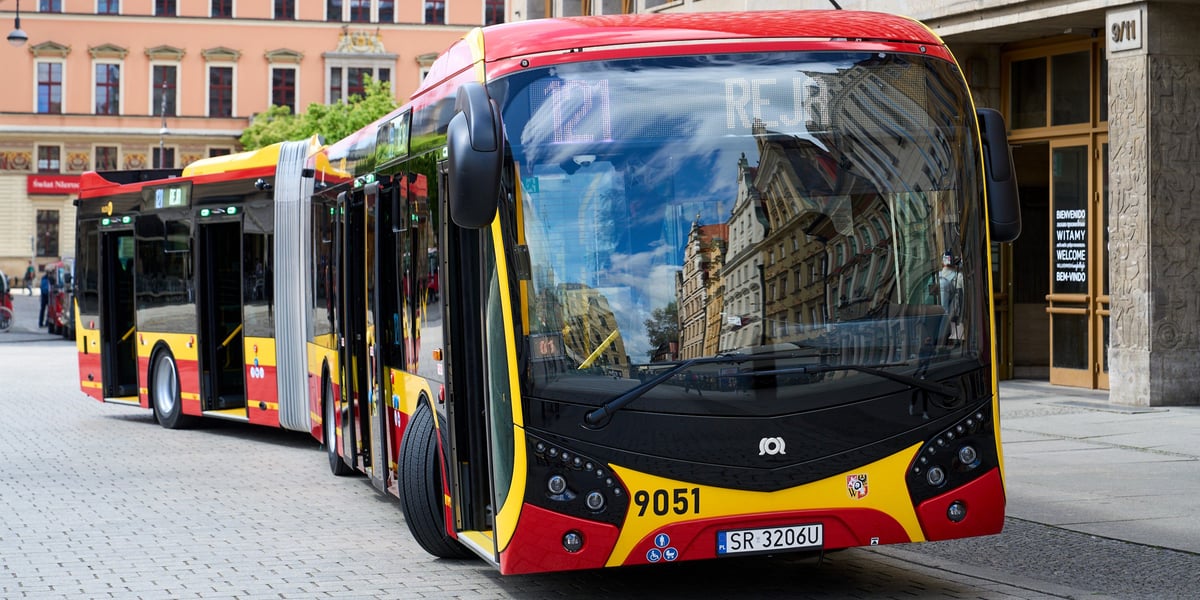 Autobus SOR NS 18, którym firma Kłosok wozi pasażerów z Psiego Pola na plac Grunwaldzki 