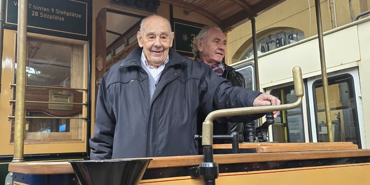 100-letni pan Roman Kroczak w zabytkowym tramwaju z korbą