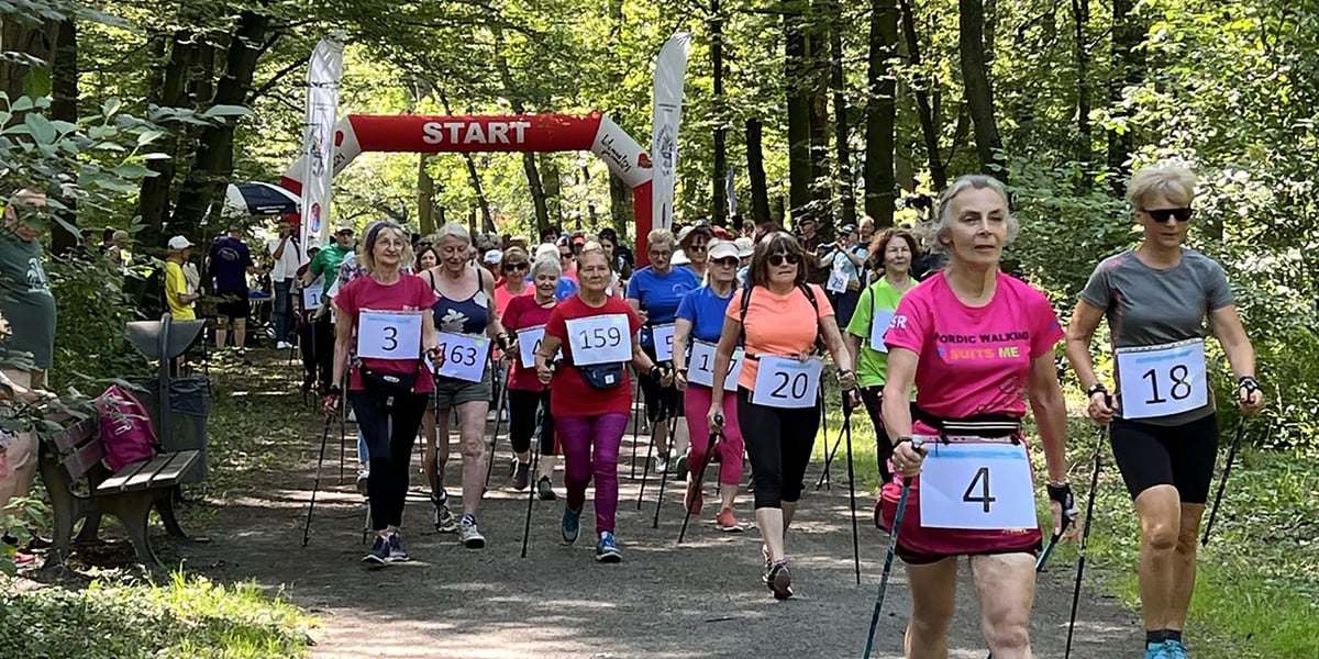 Grupa seniorów maszerująca z kijkami nordic walking podczas ubiegłorocznych Mistrzostw Nordic Walking o Puchar WCRS