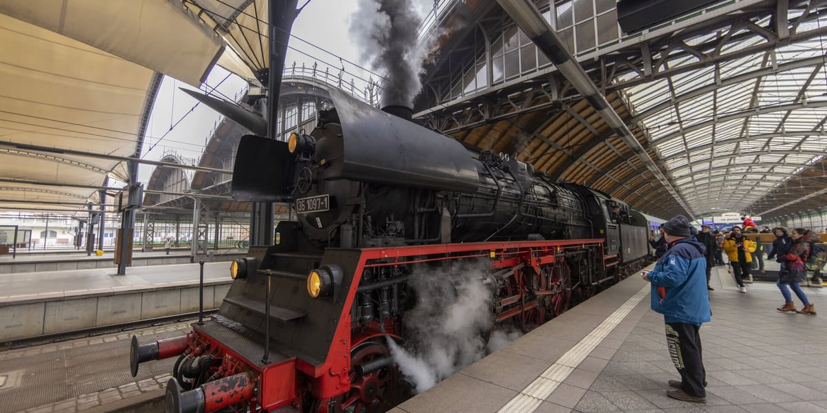 Zabytkowa lokomotywa na Dworcu Głównym we Wrocławiu. Zdjęcie archiwalne, ilustracyjne