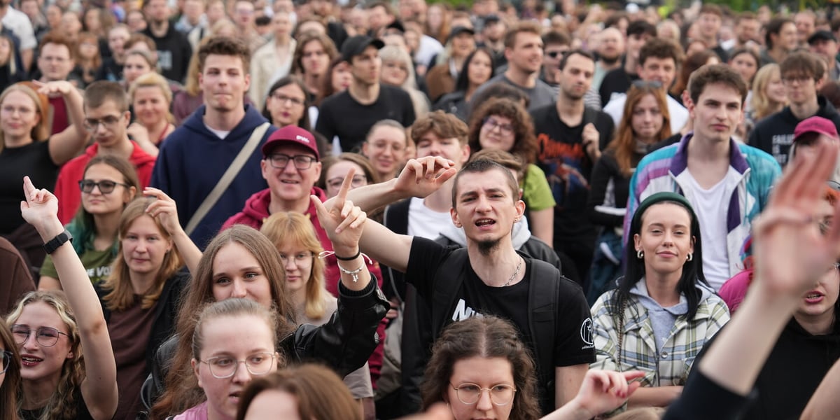 Kobiety i mężczyźni na koncertach. Kampus PWr przy ul. Długiej. Juwenalia 2025#WrocławRazem. 21 maja 2025 r.
