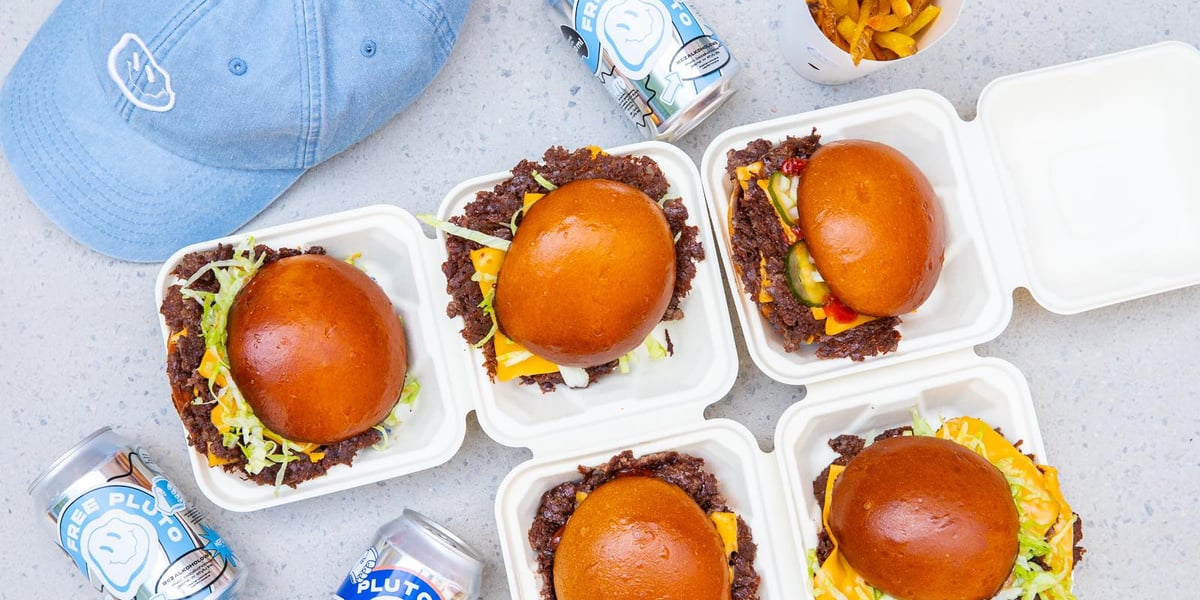Zdjęcie przedstawia smashburgery w jednorazowych opakowaniach z restauracji PLUTO we Wrocławiu.