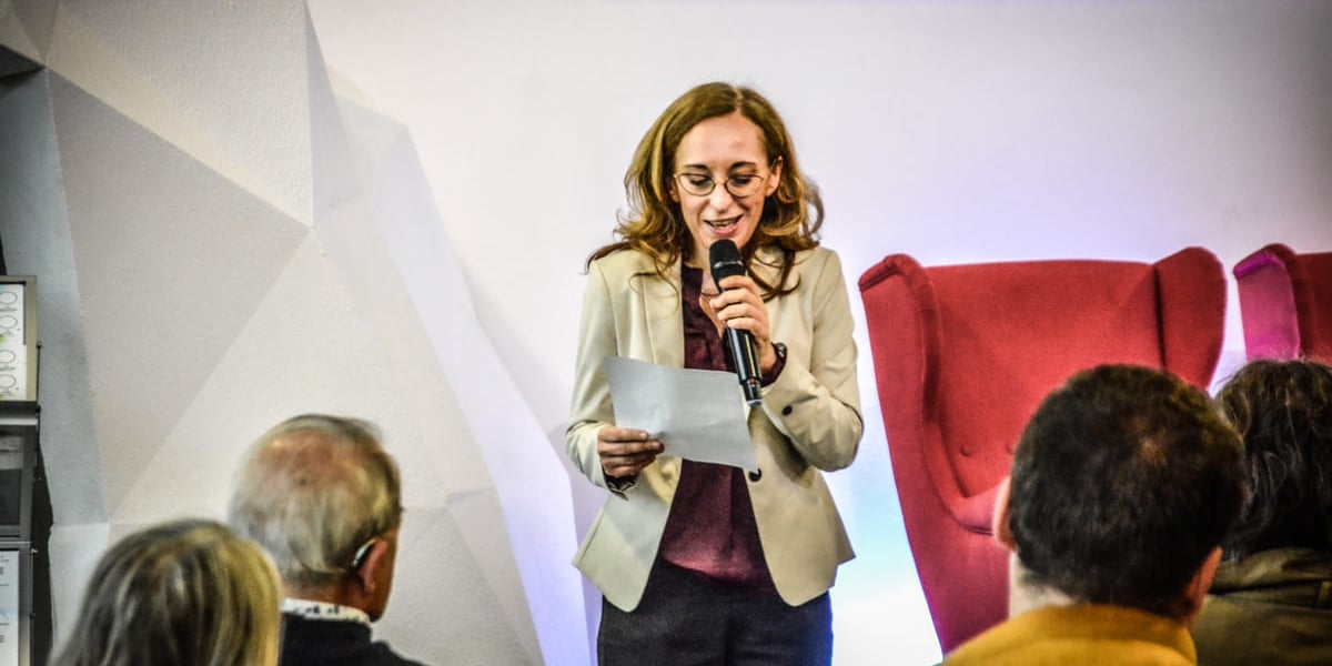 Debata o tożsamości ziem zachodnich i północnych. Centrum Historii Zajezdnia, 22.05.2025. Przy mikrofonie dr Katarzyna Uczkiewicz, prowadząca debatę.