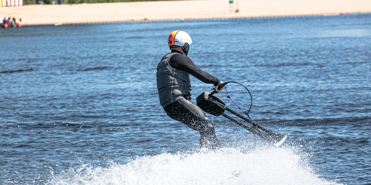 Mężczyzna pływa po wodzie jedną z desek flyboard