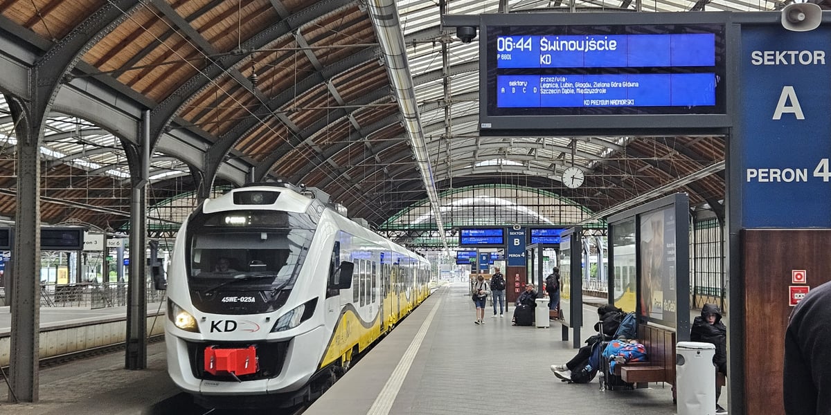 Pociąg na Dworcu Głównym we Wrocławiu, na tablicy napis: Świnoujście