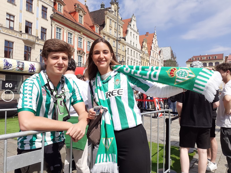 Julian i Angela z Sewilli w biało-zielonych barwach Betisu na otwarciu strefy kibica Fan Festival w rynku (27 maja)