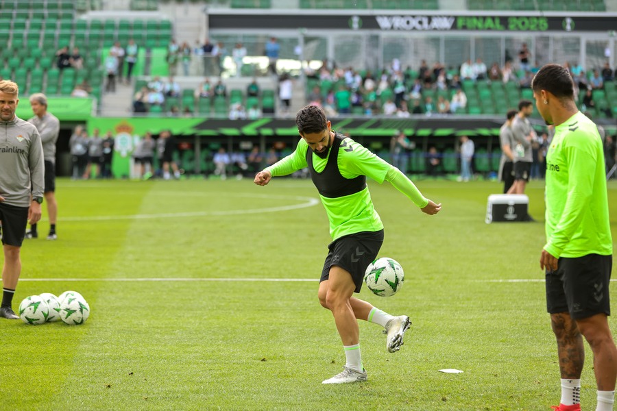 Isco (Real Betis) w treningowym stroju podrzuca piłkę nogą na murawie stadionu we Wrocławiu, 27 maja
