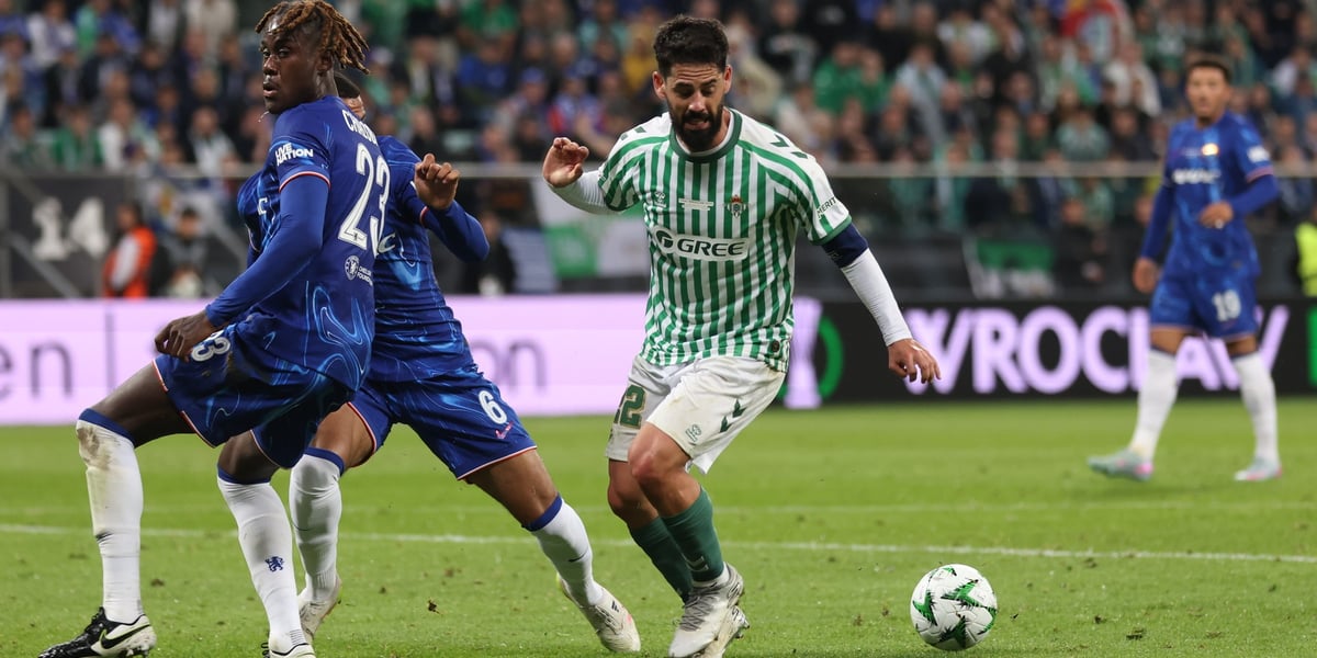 Piłkarze Chelsea i Realu Betis walczą o piłkę w finale Ligi Konferencji
